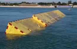 Venezia, acqua alta e vento forte: Mose in azione